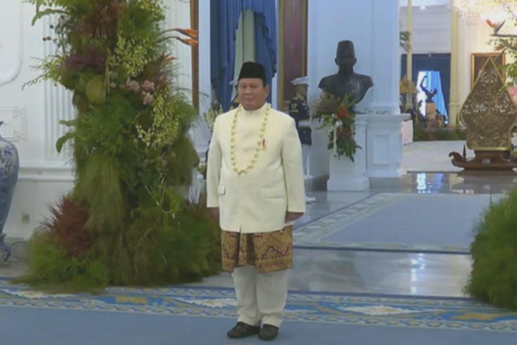 Berkalung Melati, Prabowo Perdana Pimpin Upacara HUT RI Sebagai Presiden
