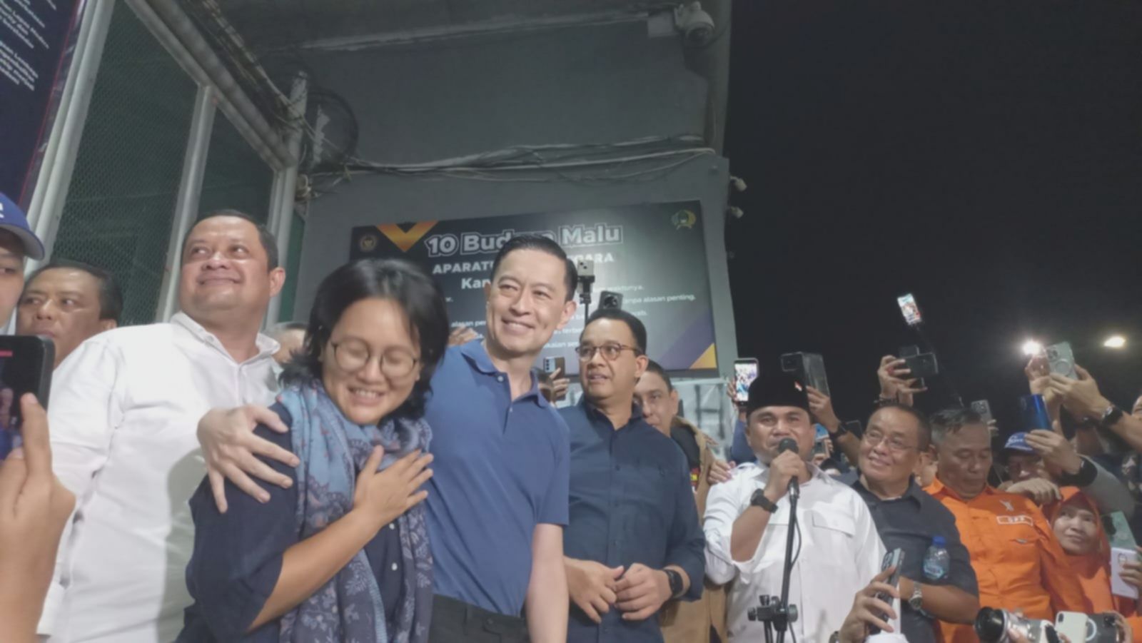 Tom Lembong Bebas! Peluk Istri Usai Keluar Rutan Malam Ini