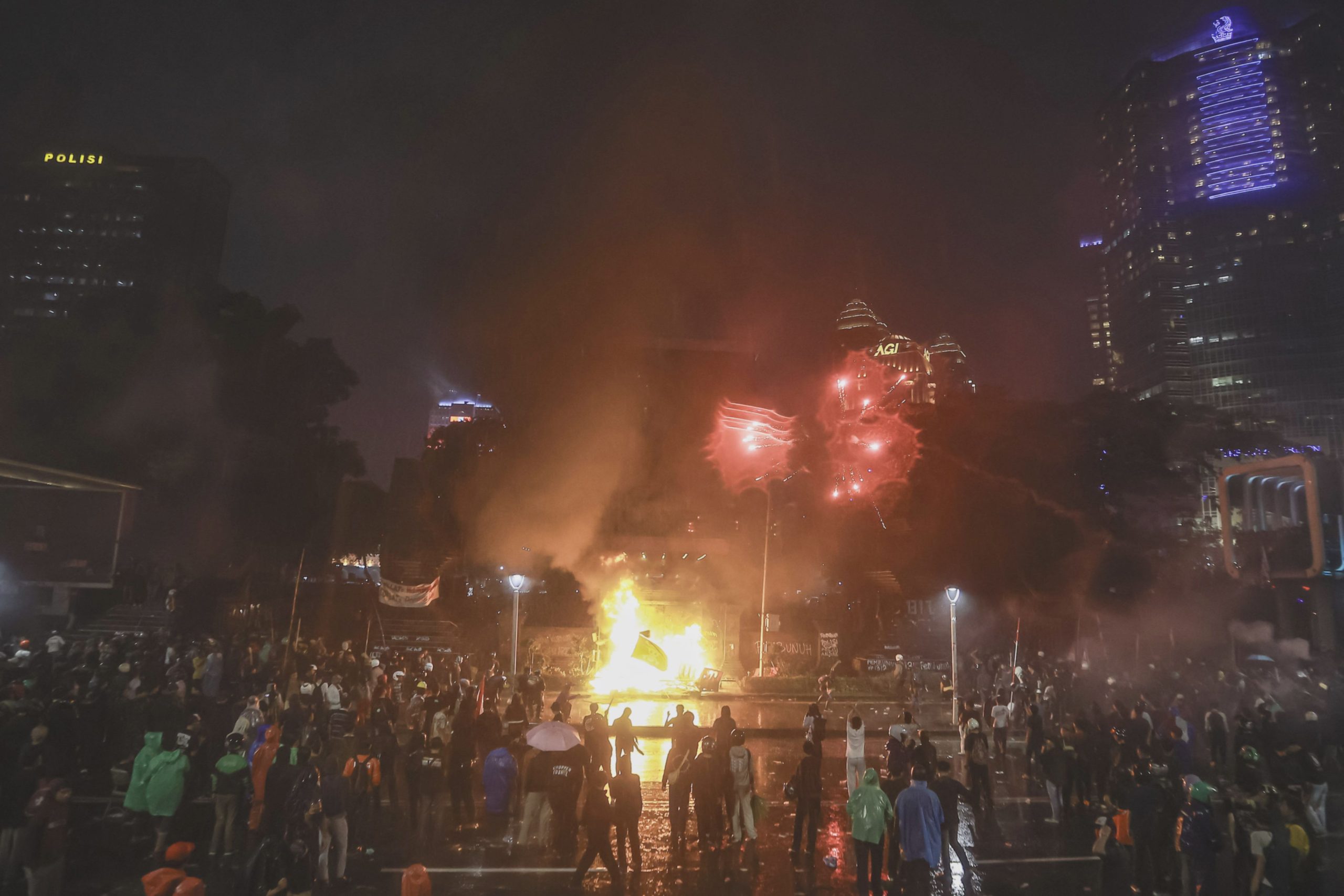 Halte TransJakarta Polda Metro dan Senen Dibakar Massa