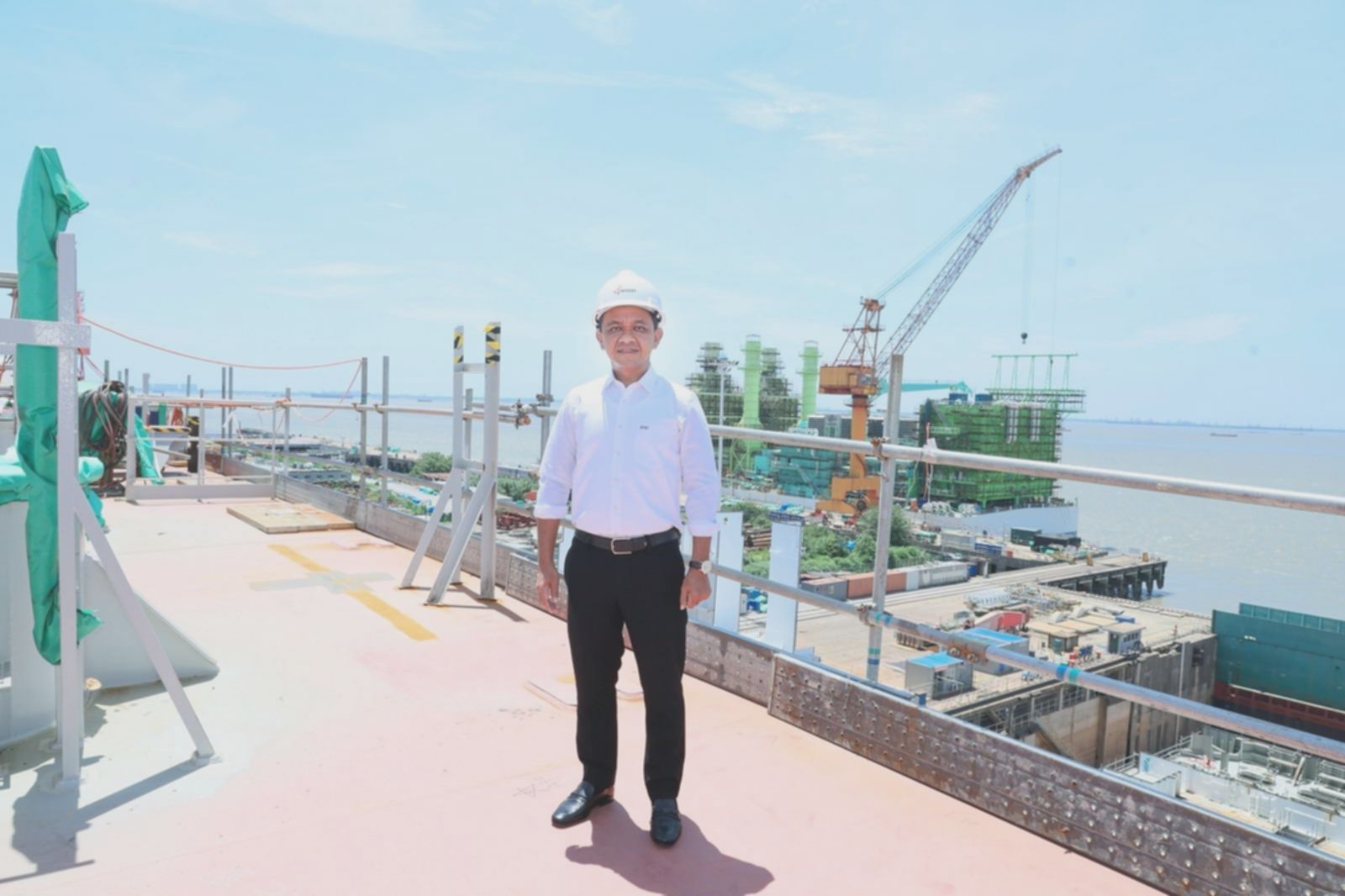 Bahlil Terbang ke Cina: Amankan Proyek LNG Apung RI 2027?