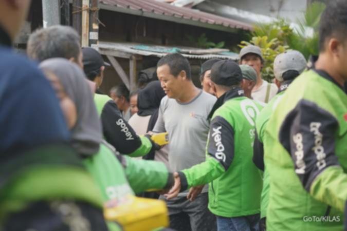 Solidaritas, Driver Gojek Bagi-bagi Makanan GoFood Gratis ke Warga Senen-Kwitang