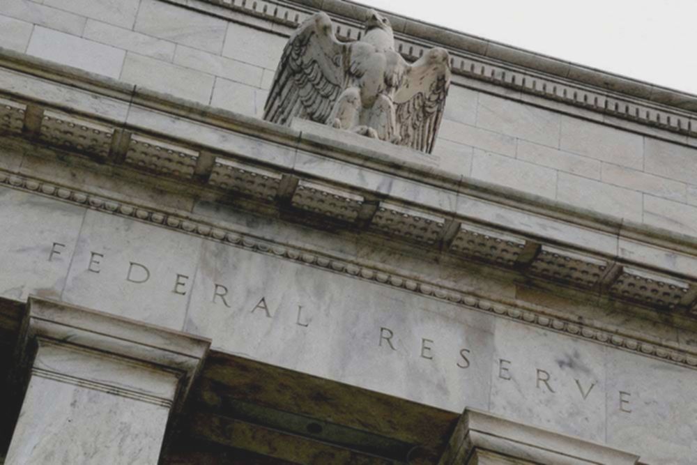 Dolar AS Loyo! Spekulasi Suku Bunga The Fed Menekan Rupiah?
