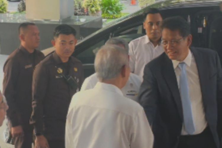Momen Jajaran Pejabat Kemenkeu Sambut Menteri Keuangan Purbaya Yudhi Sadewa Usai Dilantik di Istana Negara Jakarta