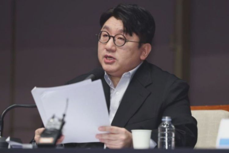 Pendiri HYBE Bang Si Hyuk akan Diperiksa Polisi Terkait Tuduhan Penipuan IPO