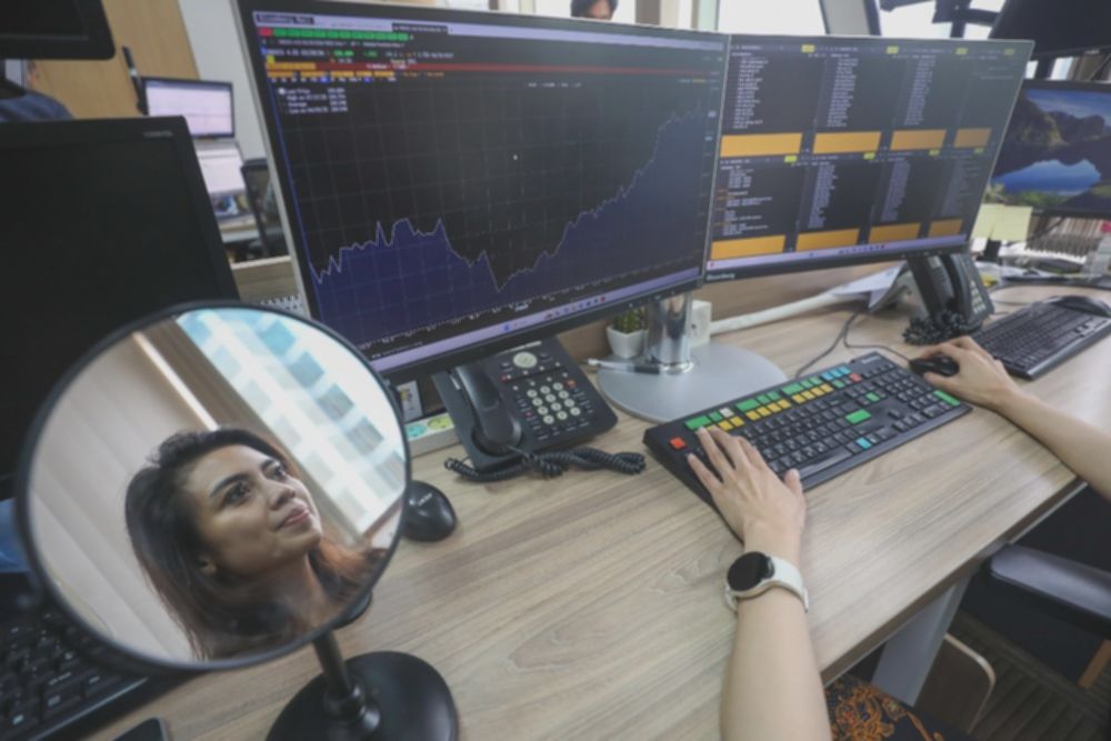 Incaran Investor: BBCA, TLKM, AADI Jadi Saham Potensi Bulan Ini!