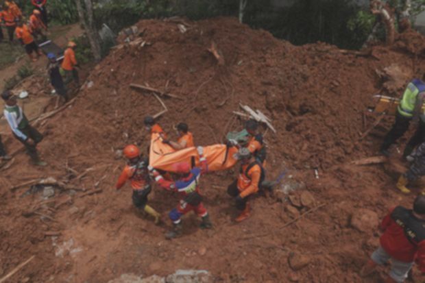Longsor Cilacap: 6 Tewas, 17 Hilang, Pencarian Hari Ketiga