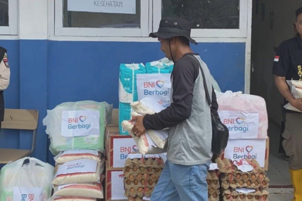 BNI Salurkan Bantuan untuk Korban Banjir Bandang di Padang dan Sibolga