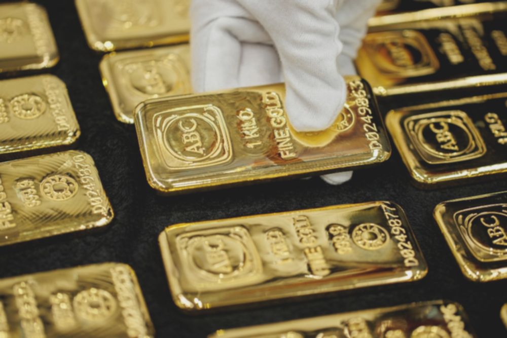 Harga emas dunia hari ini (9/12) di pasar spot terkoreksi jelang rapat The Fed