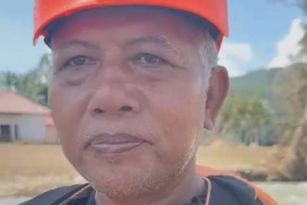Cerita relawan cari korban banjir bandang di Kabupaten Agam, andalkan tongkat