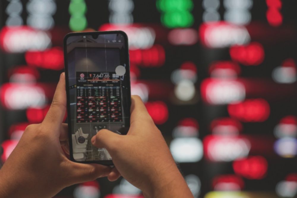 Saham konglomerat BRPT, DSSA, hingga DCII anjlok sepekan bikin IHSG loyo