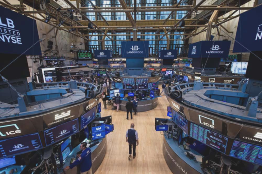 Wall Street ditutup variatif merespons sinyal prospek kebijakan The Fed