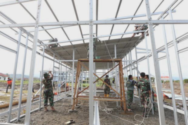 TNI dan Brimob percepat pembangunan hunian sementara di Sumatra Barat