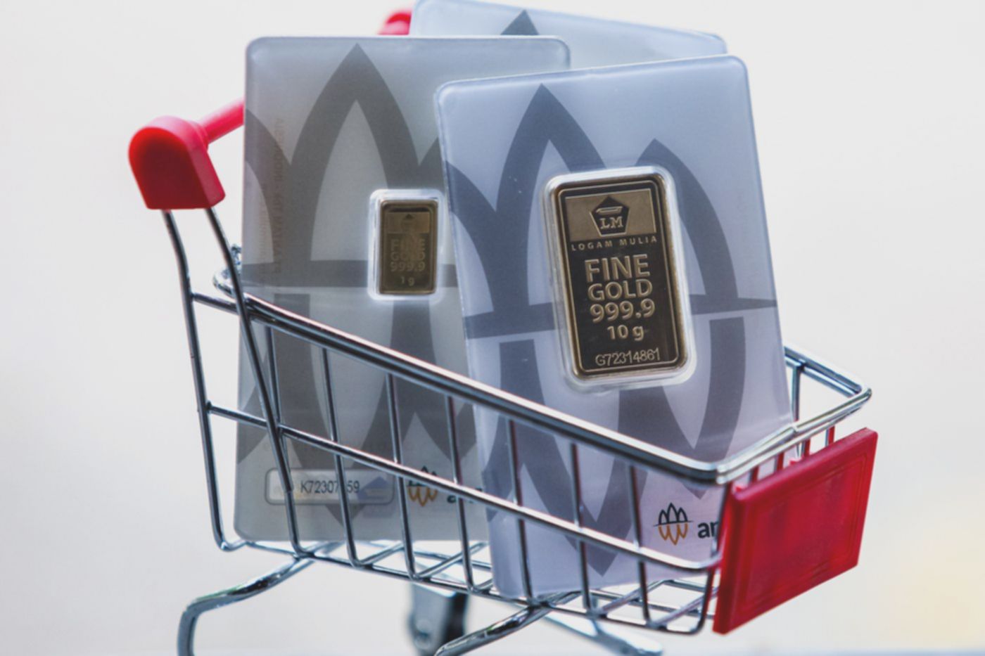 Hari ini harga emas Antam turun jadi Rp 2,48 juta per gram