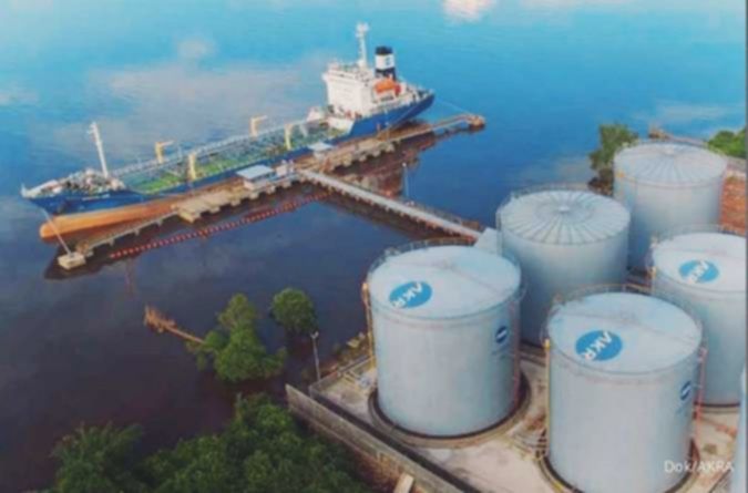 Kenaikan impor BBM berpotensi mengerek kinerja AKR Corporindo (AKRA)