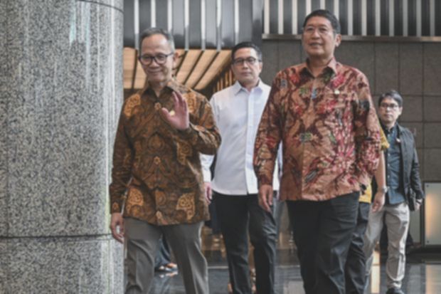 Para petinggi mundur berjamaah, ada apa dengan OJK?