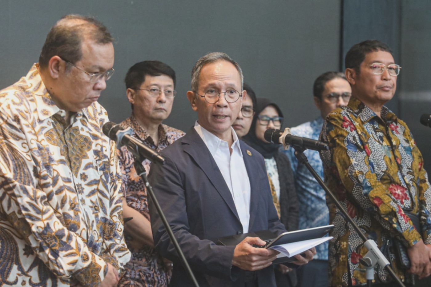 Breaking news! Bos OJK Mahendra Siregar hingga pengawas pasar modal kompak mundur usai IHSG trading halt 2 hari