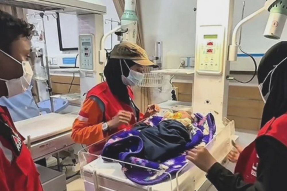 TNI dan warga gotong royong bersihkan rumah hingga pondok bersalin pascabanjir