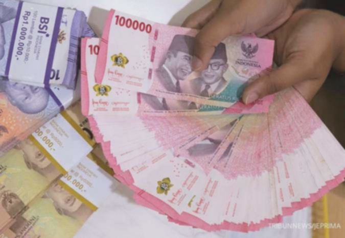 Rupiah spot ditutup melemah ke Rp 16.725 per dolar AS hari ini (2/1), baht perkasa