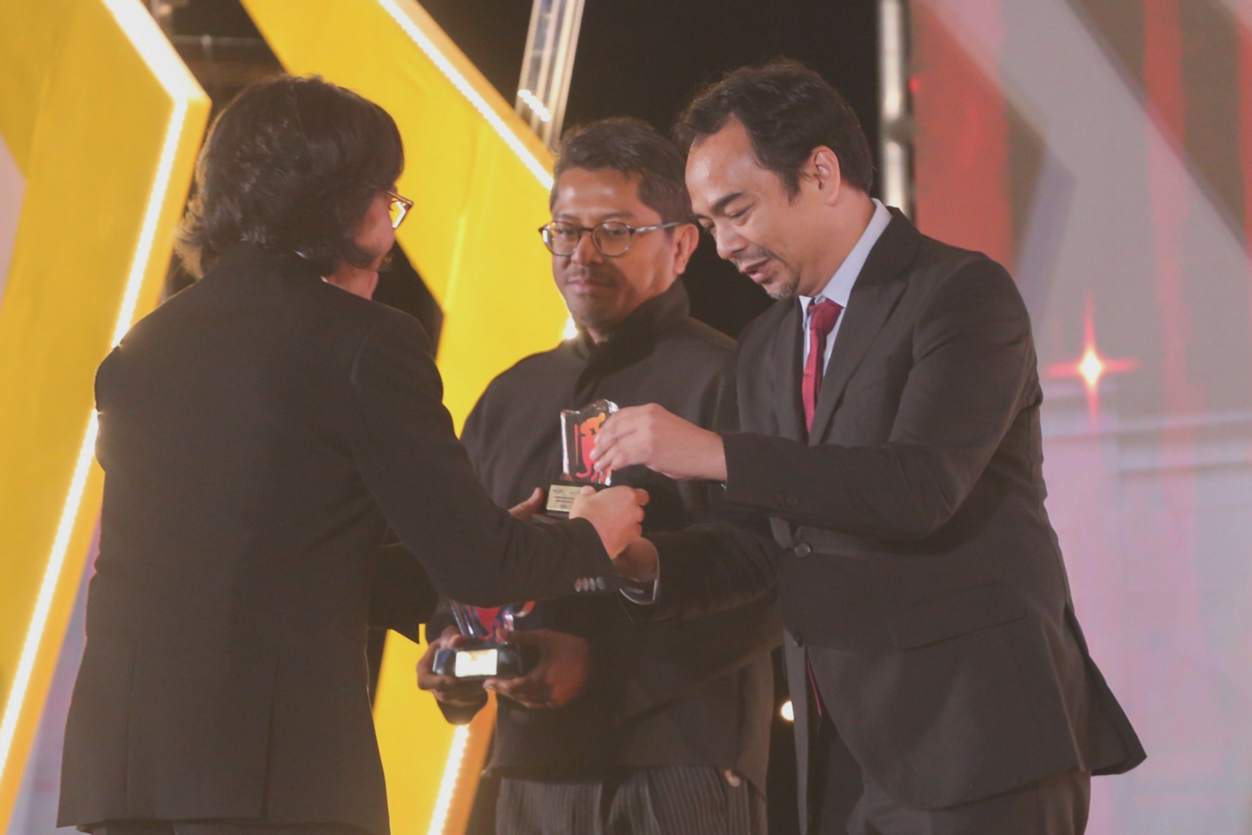 Katadata terima penghargaan Indonesia Rising Stars 2026