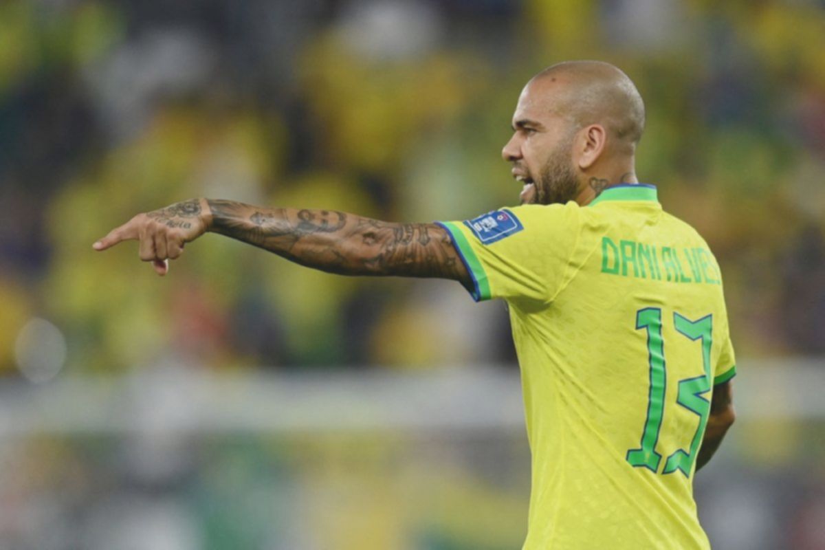 Dani Alves Resmi Belim Saham Klub Liga 3 Portugal, Siap Kembali ke Sepak Bola?