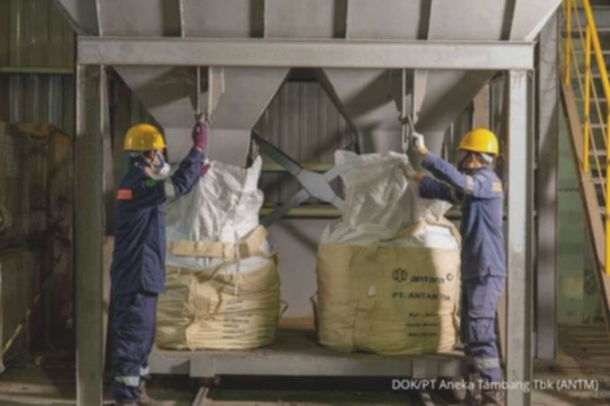 Harga emas cetak rekor, Maybank Sekuritas kerek target harga saham Antam (ANTM)