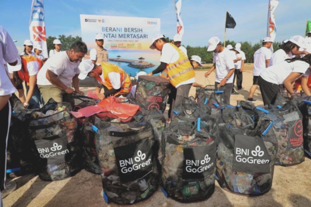 BNI gelar aksi bersih Pantai Mertasari, dorong kesadaran lingkungan pesisir Bali