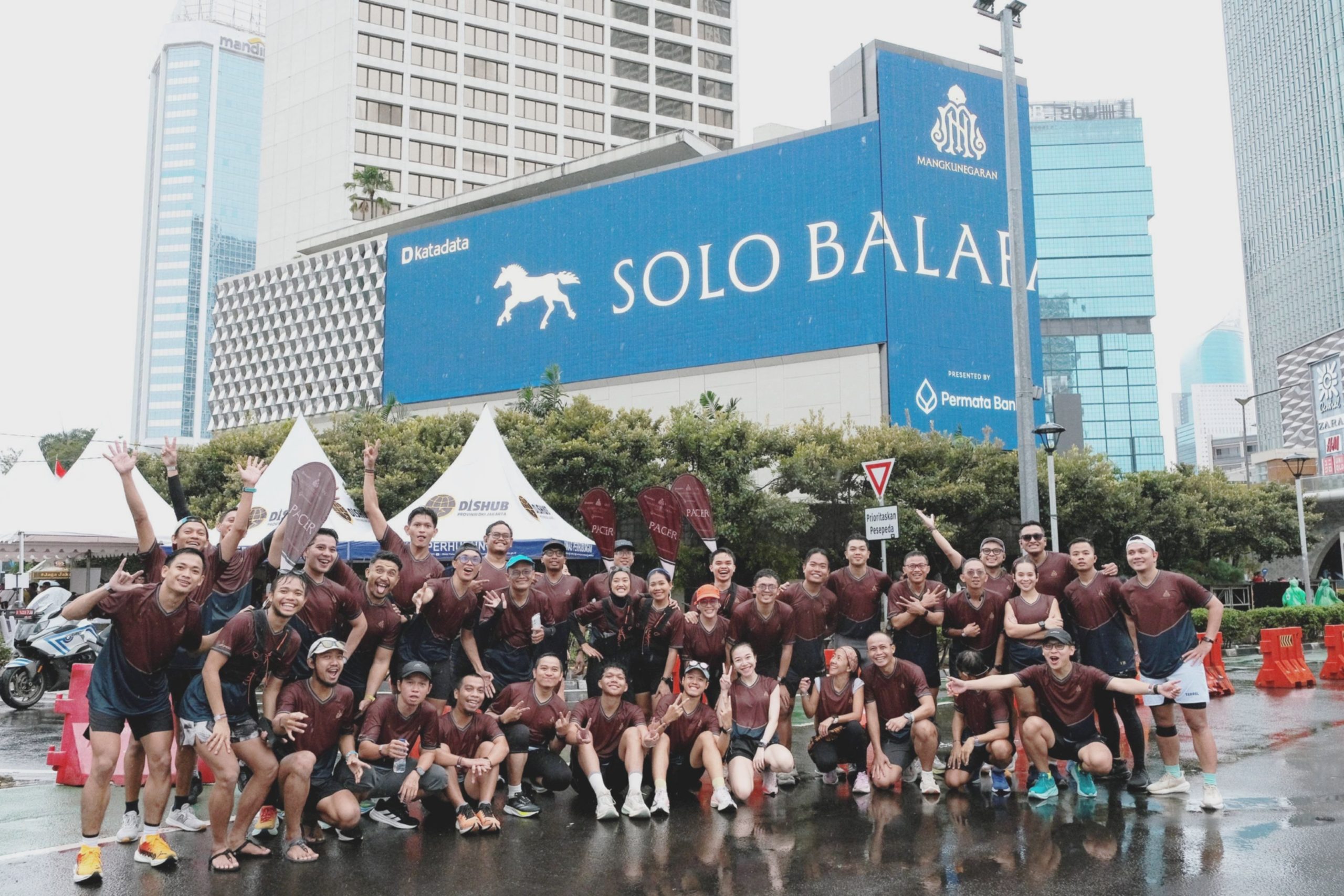 Ratusan pelari dari berbagai komunitas mengikuti Road to Mangkunegaran Run 2026