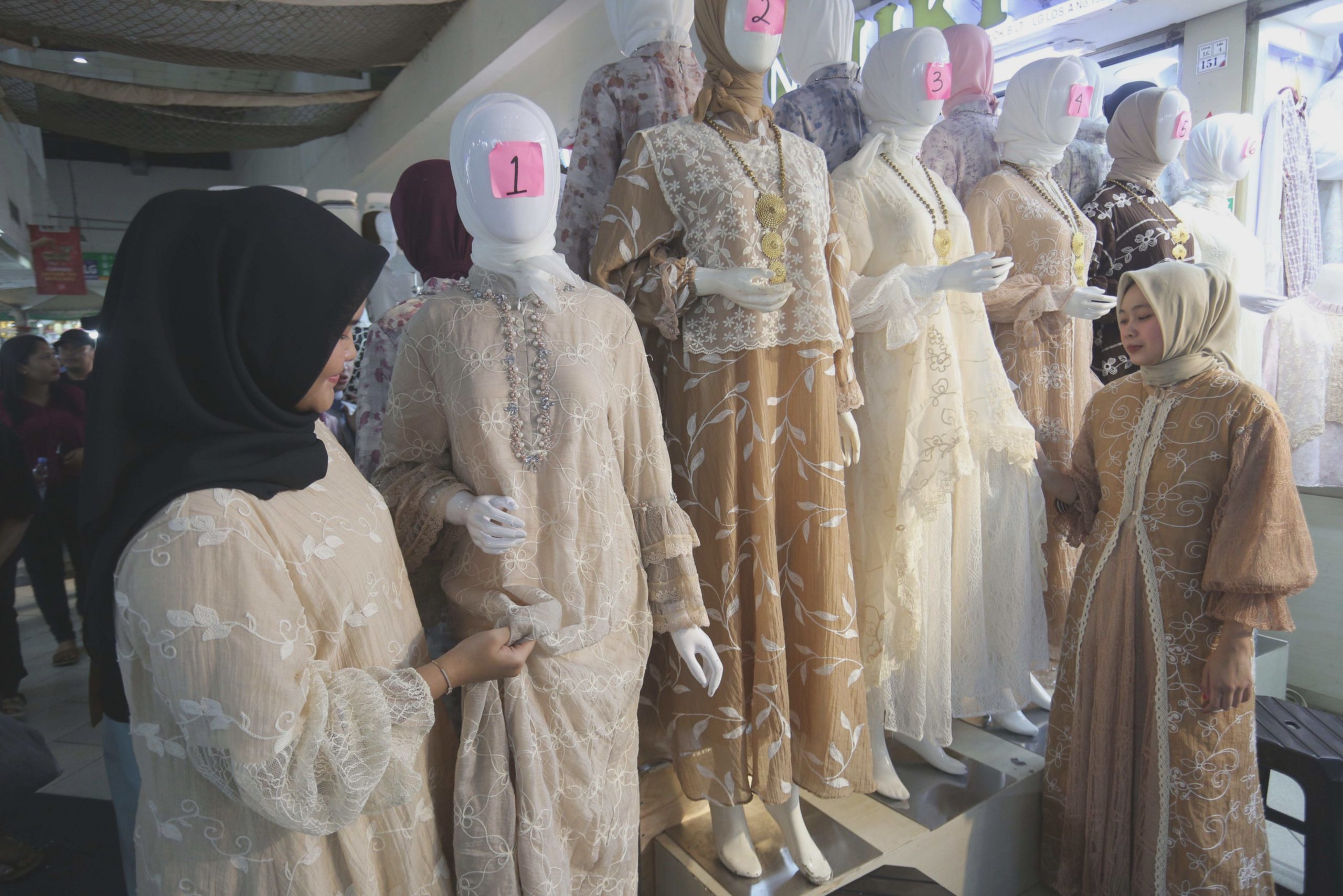 Tren baju lebaran 2026: gamis bini orang ramai diburu untuk lebaran